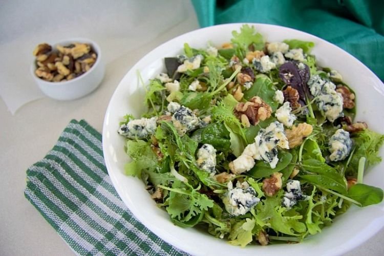 Салат с голубым сыром и шалотом