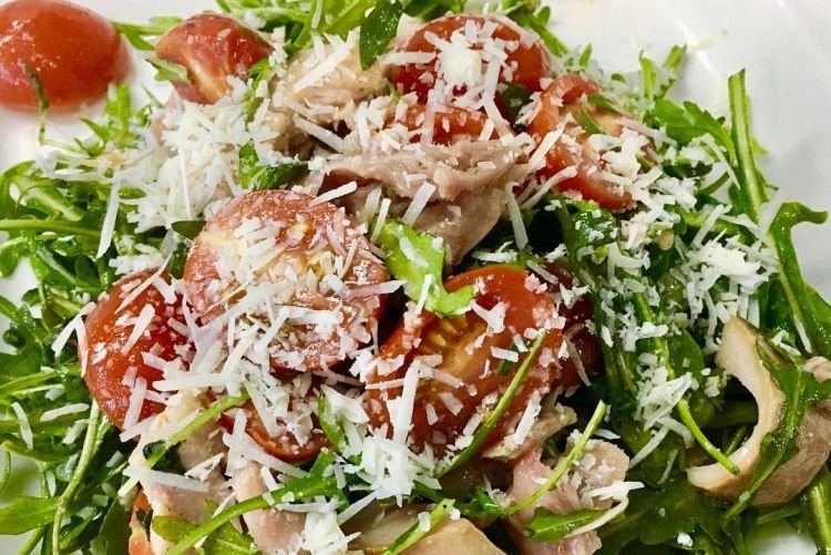 Французский салат с копченой курицей и пармезаном
