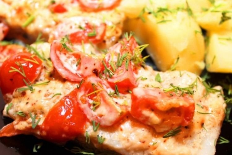 Пангасиус с помидорами и плавленым сыром