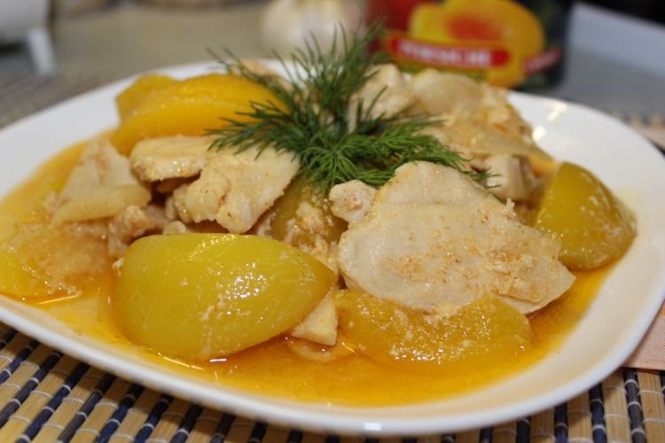 Пангасиус с персиками и медом