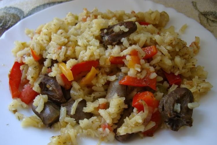 Рис с куриными сердечками и овощами