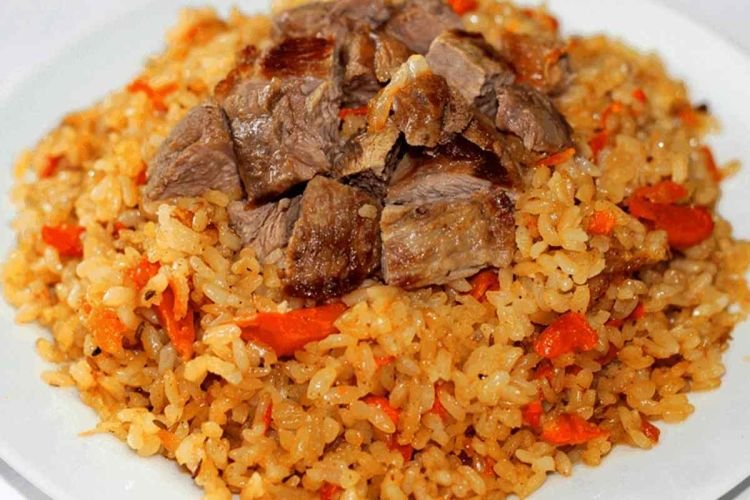 Рис с говядиной, овощами, зеленью и чесноком