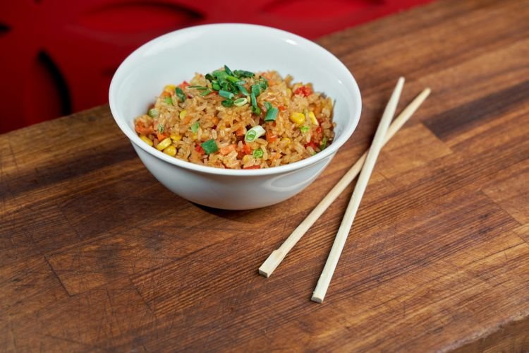 Рис с овощами и соевым соусом на сковороде