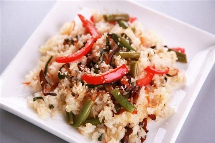 Пряный рис с овощами на сковороде