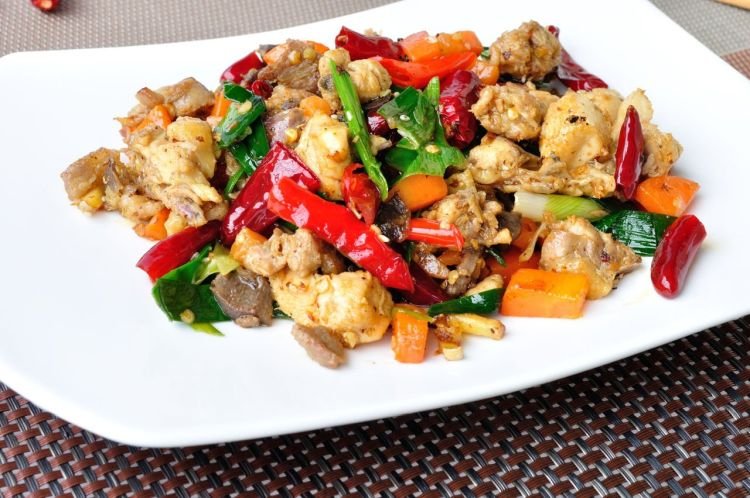 Жареная курица с овощами