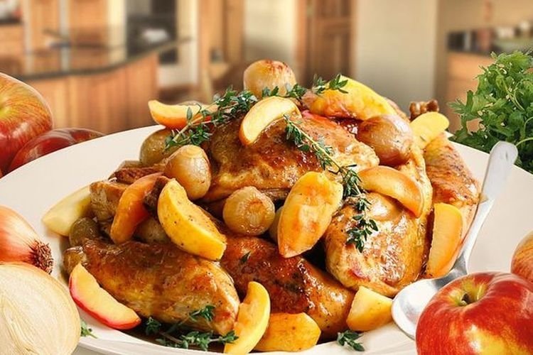 Жареная курица с яблоками