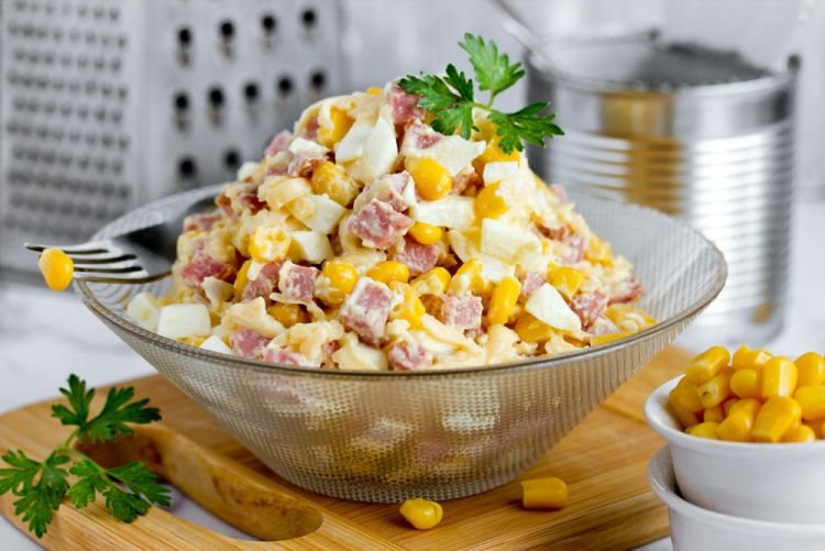 Салат с копченой колбасой и кукурузой
