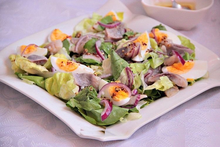 Салат с сельдью и зеленью