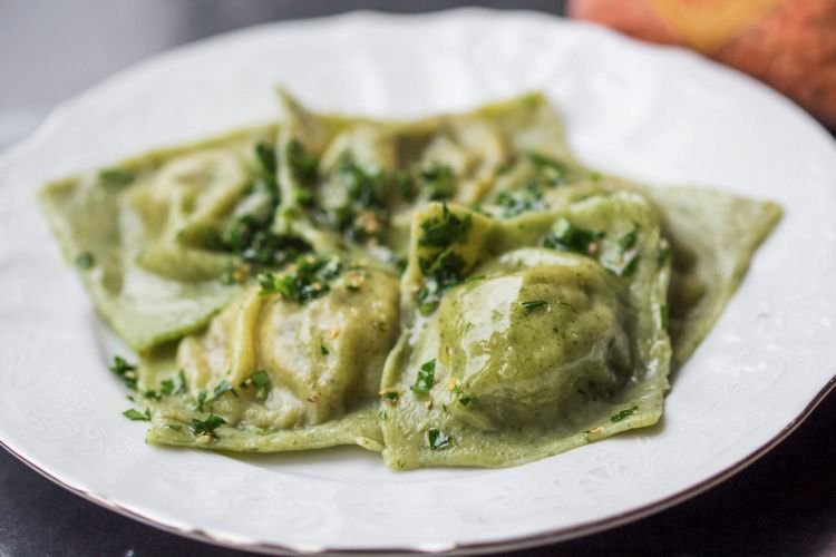 Зеленые равиоли с шампиньонами