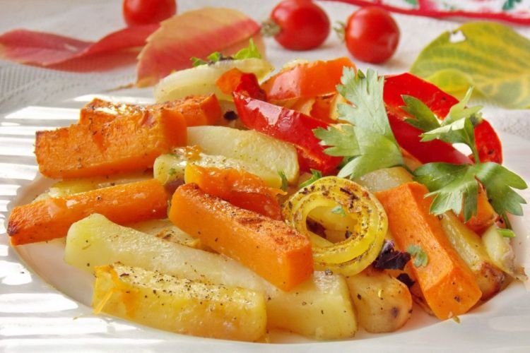 Картофель с овощами в духовке