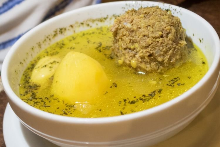 Суп кюфта с рисом, курагой и зеленью