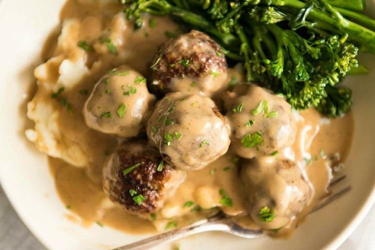 Кюфта с грибами, тушенная в сливочном соусе