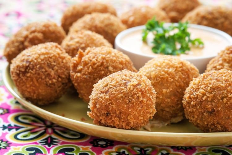 Классические сырные шарики во фритюре