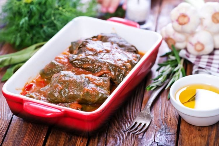 Долма с томатным соусом