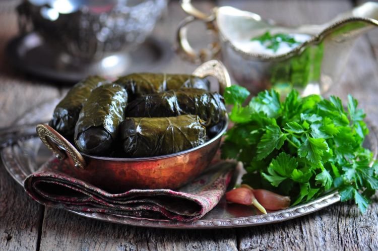 Долма из маринованных виноградных листьев