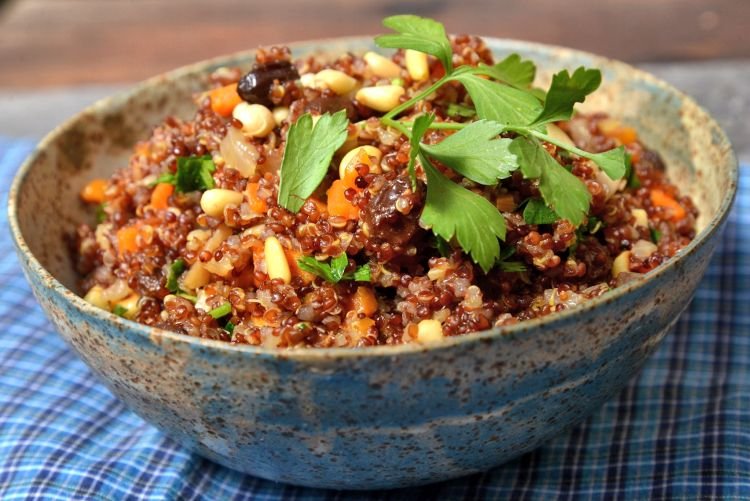 Салат с киноа и сухофруктами