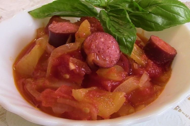 Лечо с копчеными колбасками