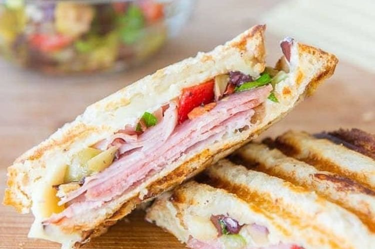 Панини с ветчиной и каперсами