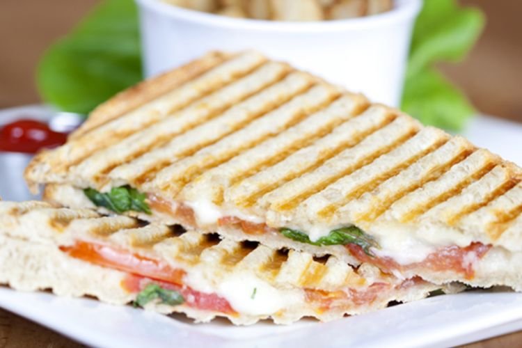 Панини с прошутто и моцареллой