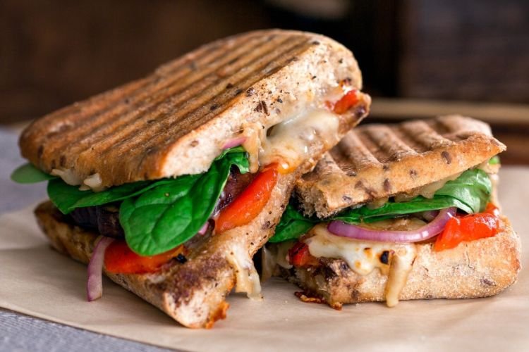 Панини с овощами и соусом песто