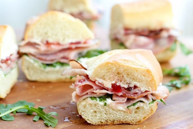 Панини с вареной колбасой и плавленым сыром