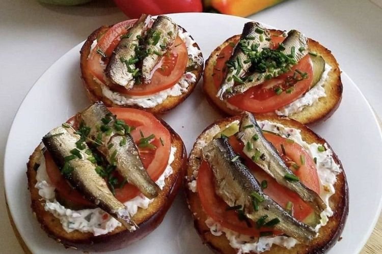 Панини со шпротами