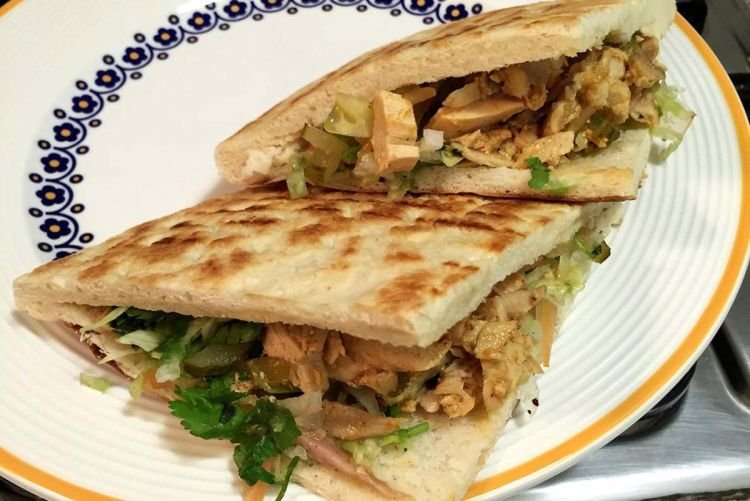 Панини с курицей и солеными огурцами