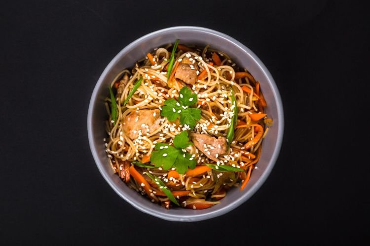 Рамен с курицей и овощами