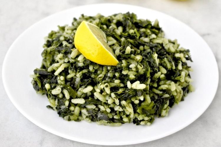 Жареный рис со шпинатом