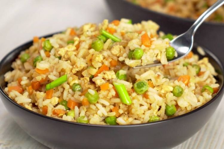 Жареный рис с овощами