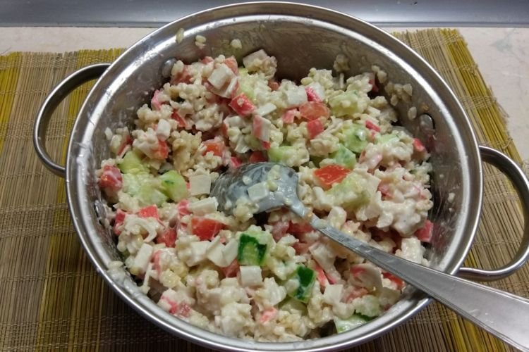 Салат с крабовыми палочками и булгуром