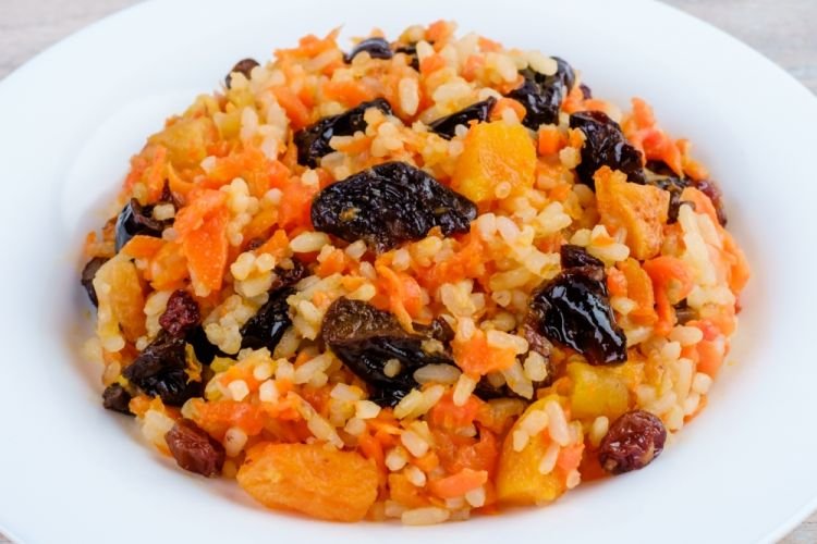 Салат с абрикосами, булгуром и сыром