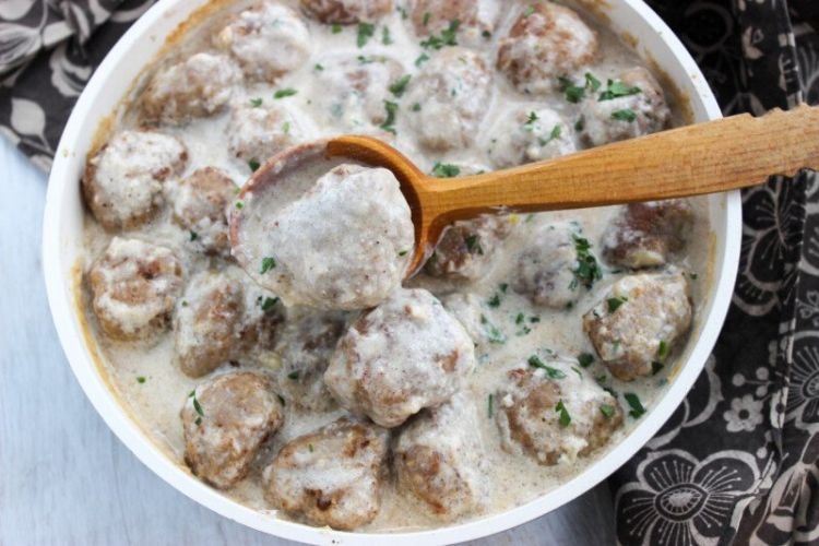 Фрикадельки в сметане