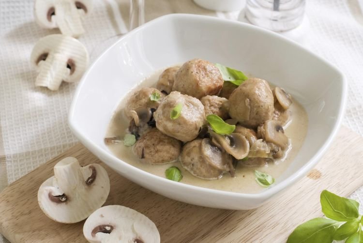 Фрикадельки в грибном соусе