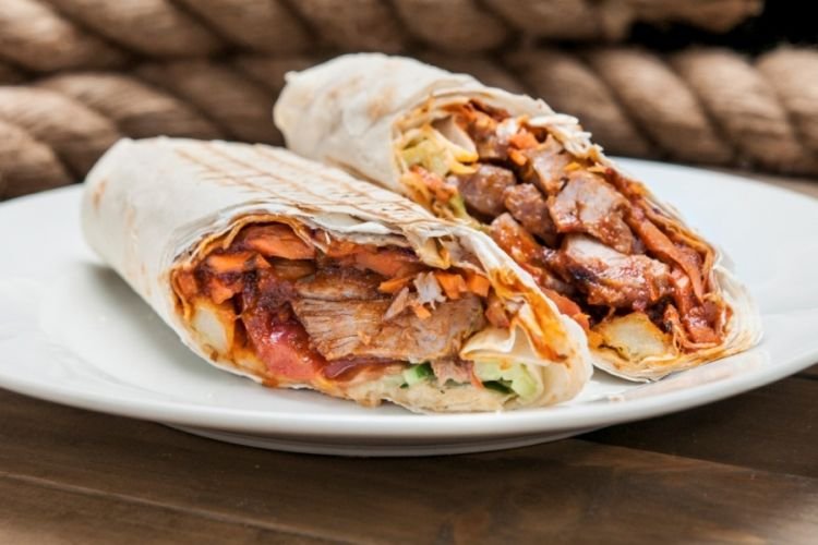 Донер кебаб с маринованными огурцами