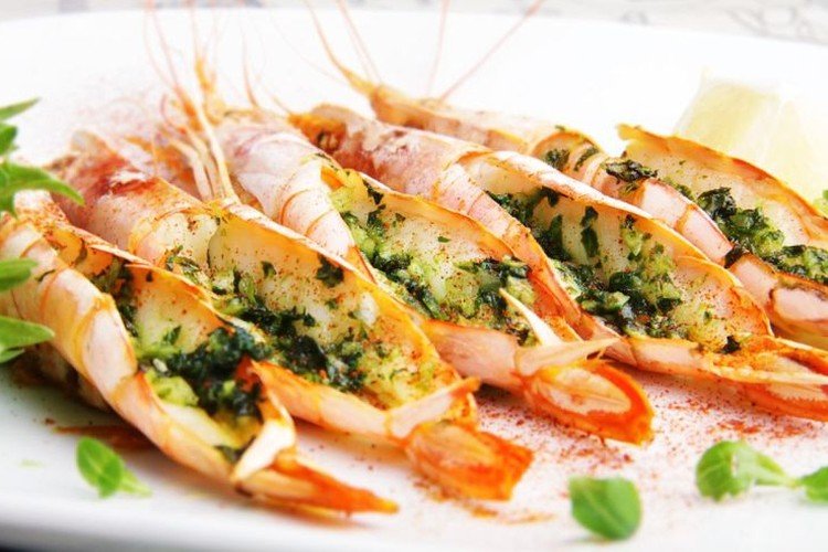 Лангустины с чесноком и зеленью