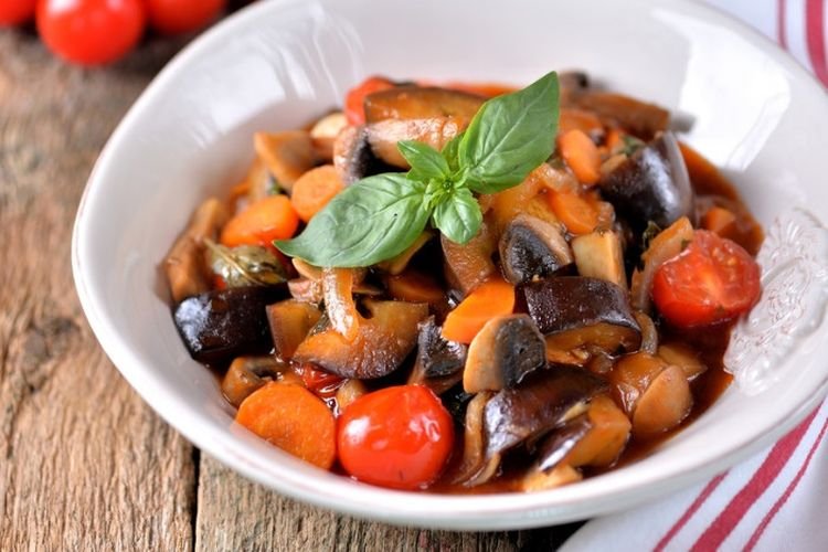 Тушеные баклажаны с овощами