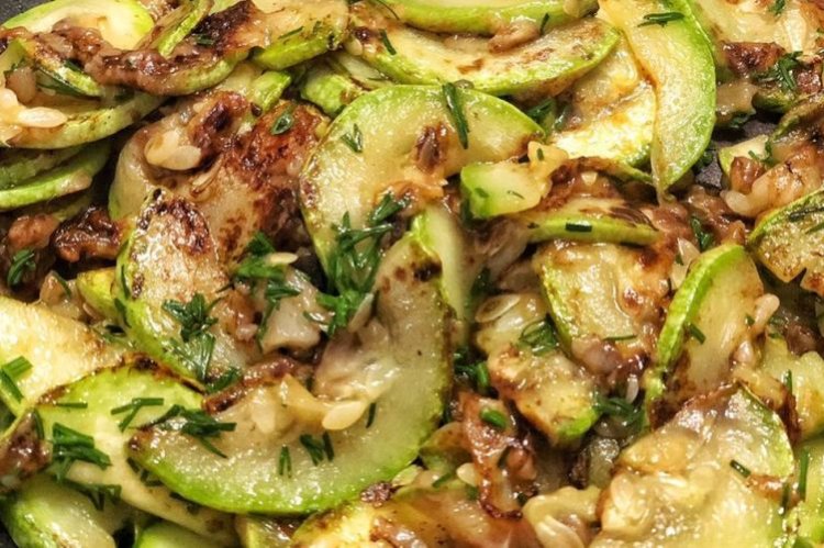 Кабачки с грибами на сковороде