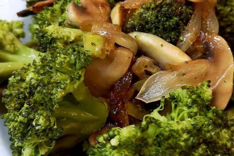 Жареные шампиньоны с овощами