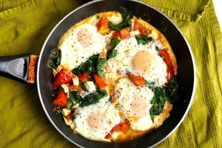 Яичница с помидорами и шпинатом