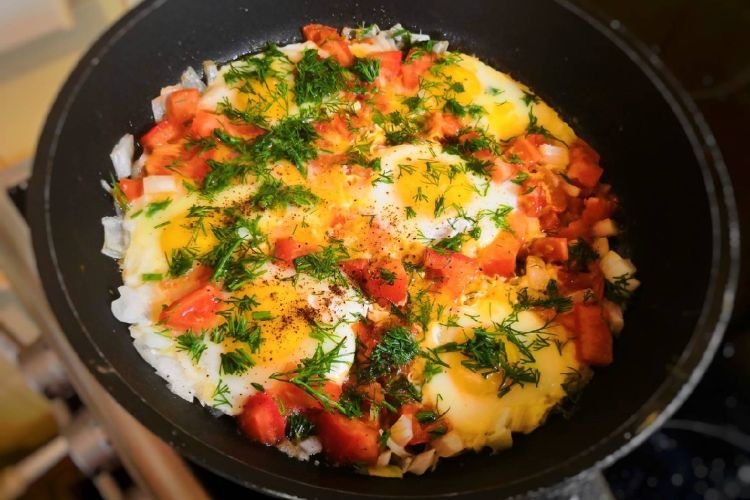 Яичница с помидорами и кабачками