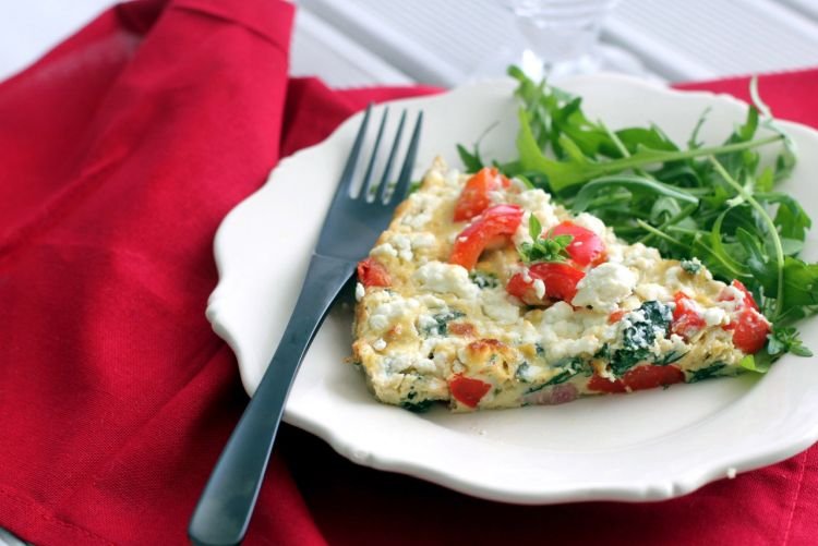 Яичница с помидорами и сыром