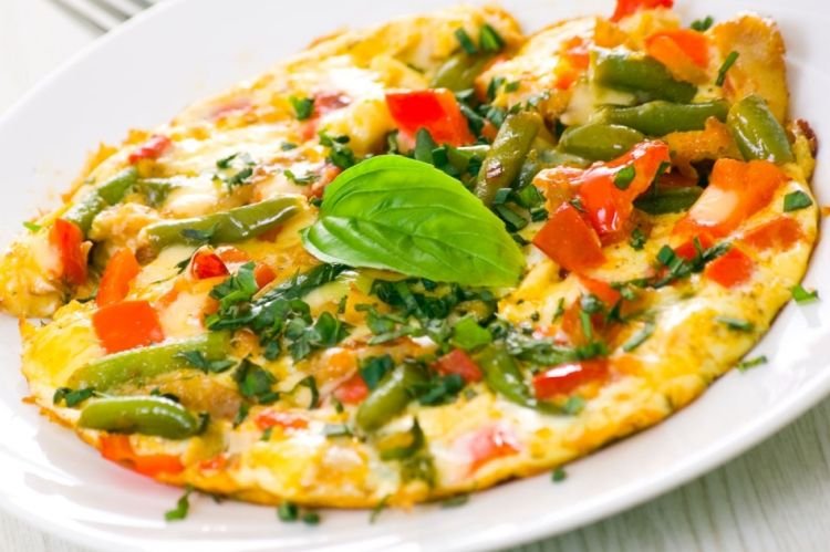 Яичница с помидорами и стручковой фасолью