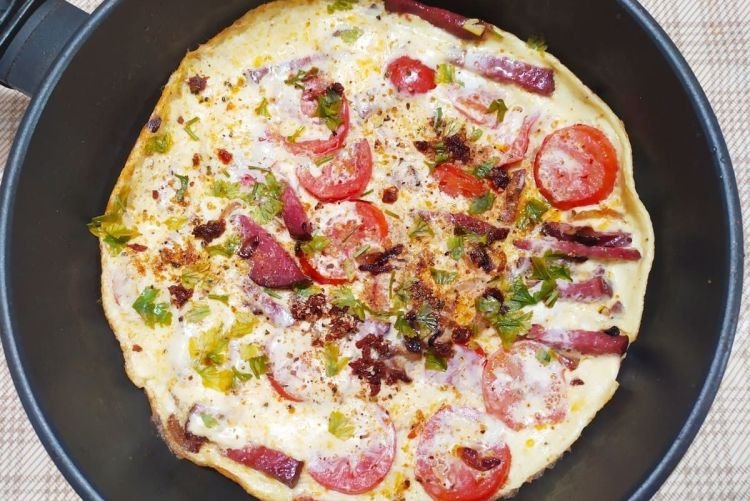 Яичница с колбасой и помидорами