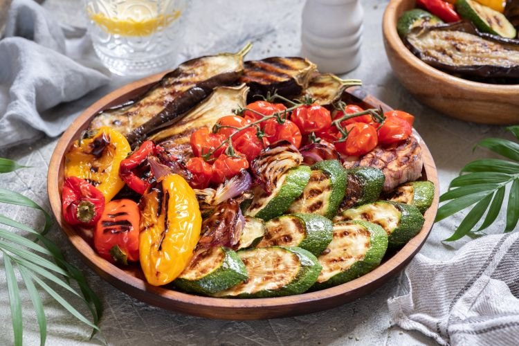 20 закусок к шашлыку, которые готовятся проще простого