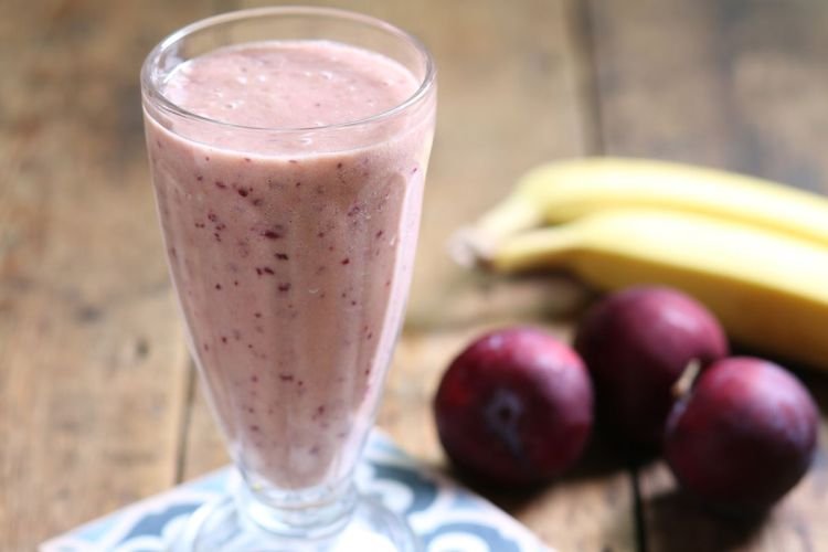 Смузи с бананом и сливами