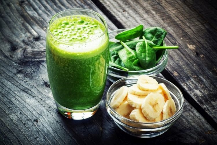 Смузи с бананом, шпинатом и огурцами