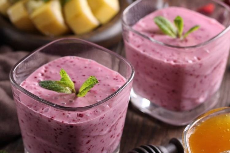 Смузи с бананом и жимолостью