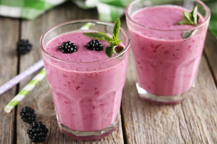 Протеиновый коктейль с творогом и ягодой