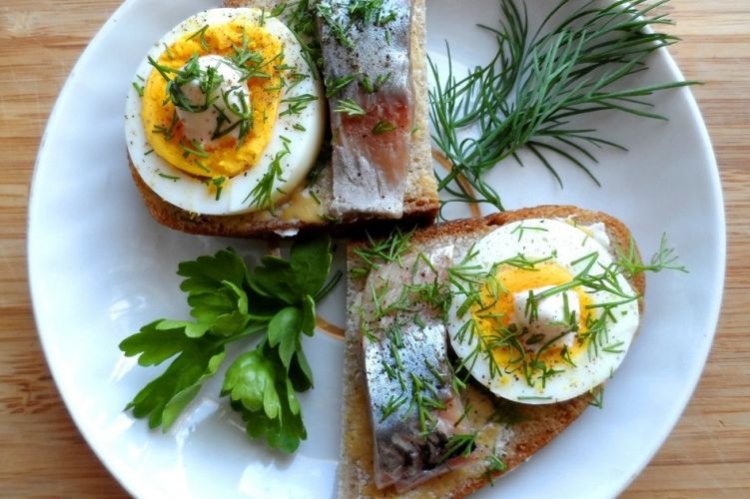 Бутерброды с селедкой и яйцом